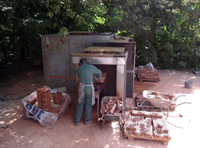 Jan Svenungsson sawing bricks, Hamm 2008